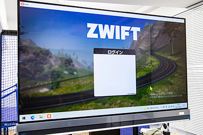 Zwift+スマートバイクを高画質で表示します。インドアトレーニングを楽しくするアプリの「Zwift+スマートバイク」をご利用いただけます。自分に合ったセットアップを選んで、フィットネスゴールを達成しよう。世界中のサイクリストと一緒にバーチャルワールドをライドしましょう。最新機種のスマートバイク「Wahoo Kickr Bike/WFBIKE1」に連結している高性能PC「Core™ i7-11700K+GeForce RTX™ 3070」によりバーチャル空間を高画質に表示してくれれます。
