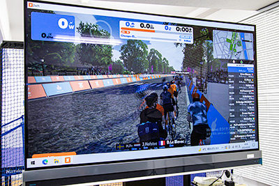 Zwift+スマートバイクをレンタルして楽しめる港区の施設。Zwift+スマートバイクに完全対応した高性能スマートバイクWahoo Kickr Bikeに乗って走行スタートする選手が表示されます。