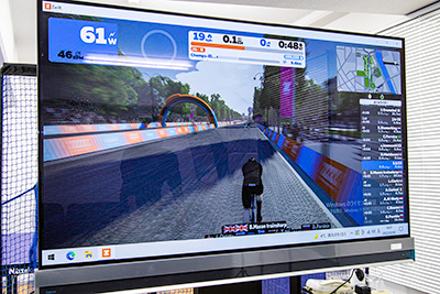 Zwift+スマートバイクをレンタルして楽しめる東京都港区の施設。Zwift+スマートバイクに完全対応した高性能スマートバイクWahoo Kickr Bikeは走行時の速度、傾斜、走行距離など詳細に表示されます。