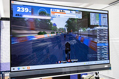 Zwift+スマートバイクをレンタルして楽しめる東京都港区の施設。Zwift+スマートバイクに完全対応した高性能スマートバイクWahoo Kickr Bikeは走行するコースの傾斜あわせて連動します。
