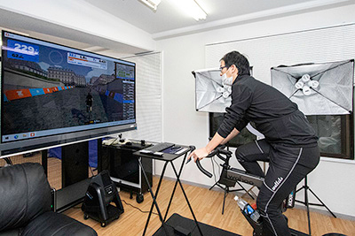 予約貸切り制の多目的レンタルスタジオ「芝公園卓球場プラス」でZwift+スマートバイクでバーチャル走行する