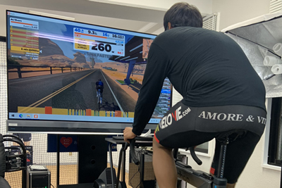 Zwift+スマートバイクをレンタルできる東京都港区のレンタルZwiftスマートバイク施設。Zwift+スマートバイクのバーチャルワールド内での仲間と励まし合いながら一緒にレベルアップ。トレーニングプラン、グループライド、レースなど選択肢はいろいろ楽しめます。