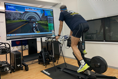 Zwift+スマートバイクをレンタルできる東京都港区のレンタルZwiftスマートバイク施設。Zwift+スマートバイクのバーチャルサイクリングコースでは日本の芝公園添いのバーチャルコースを走れたり、世界各国のバーチャルシティーの走行も楽しめます。