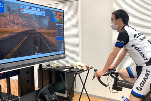 Zwift+スマートバイクをレンタル体験できる東京都港区の施設。Zwift+スマートバイクでの傾斜の自動昇降は、登坂で上昇20%、下り坂で下降15%の勾配を「Wahoo Kickr Bike」が自動昇降してヒルクライム走行を再現してくれます。