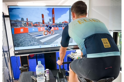 Zwift+スマートバイクをレンタルできる東京都港区のレンタルスマートバイク施設。Zwift+スマートバイクに完全対応した高性能スマートバイクWahoo Kickr Bikeはヒルクライム走行時は上昇20%、下降15%の勾配を再現します。