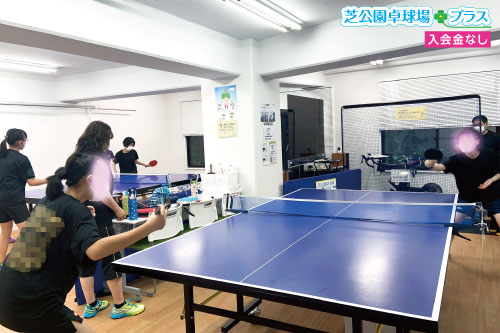 全国大会出場のチームの６人で卓球練習。入口側の卓球台でシングルの練習。貸切り利用できる芝公園卓球場プラスに６人で来店。
