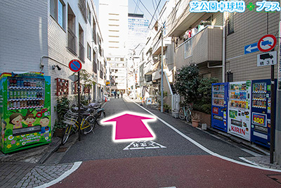 芝公園駅でZwift+スマートバイクがレンタルできるスポーツ施設「芝公園卓球場プラス」への道案内画像2、そのまま直進する