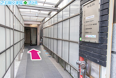 東京タワー近くでZwift+スマートバイクがレンタルできる運動施設「芝公園卓球場プラス」への道案内画像4、駐車場の右側通路の奥1階が店舗