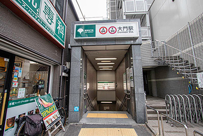 大門駅近くで卓球ができるスポーツ施設「芝公園卓球場プラス」への道案内画像、都営浅草線の大門駅A3出口を右折して田町方面へ直進する