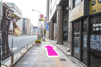 大門駅近くで卓球ができるスポーツ施設「芝公園卓球場プラス」の道案内画像2、青色看板のゴルフショップを直進