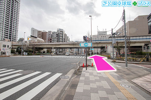 大門駅近くでZwift+スマートバイクがレンタルできるスポーツ施設「芝公園卓球場プラス」の道案内画像4、高速道路の先まで直進