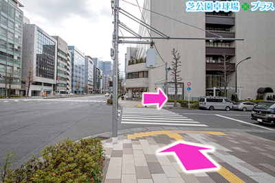 大門駅近くでZwift+スマートバイクがレンタルできるスポーツ施設「芝公園卓球場プラス」の道案内画像5、セブンイレブンの交差点を右折