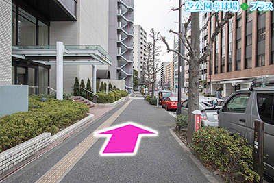 大門駅近くでピンポンが遊べるスポーツ施設「芝公園卓球場プラス」への道案内画像1、直進(20m先にバス停あり)