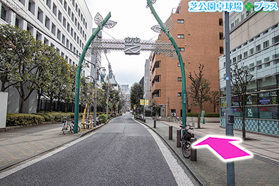 浜松町駅近くでZwift+スマートバイクがレンタルできる運動施設「芝公園卓球場プラス」への道案内画像4、芝商店街に入り直進