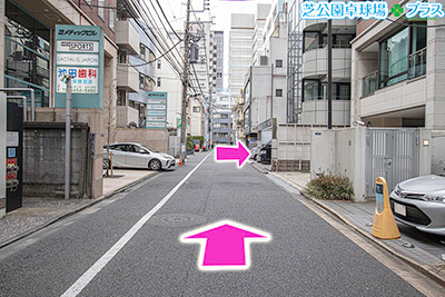 浜松町駅近くでワークピンポンができるレンタル会議室「芝公園卓球場プラス」への道案内画像3、直進して右側の青色自動販売機のTAビル