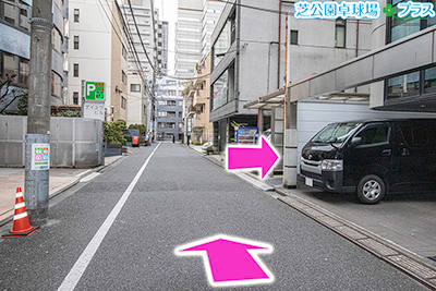 浜松町駅近くでワークピンポンができるレンタル会議室「芝公園卓球場プラス」への道案内画像4、青色自動販売機の右手にTAビル入口