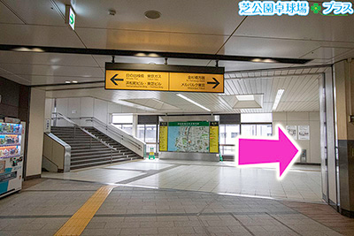 JR山手線・京浜東北線の浜松町駅南口を出て卓球ができるスポーツ施設「芝公園卓球場プラス」への道案内画像1、芝商店街の入口を左折する