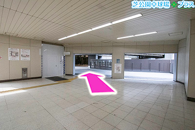 JR山手線・京浜東北線の浜松町駅南口改札を出て金杉橋方面でZwift+スマートバイクがレンタルできるスポーツ施設「芝公園卓球場プラス」の道案内画像2、芝商店街の入口はこちらを直進する