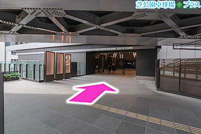 JR山手線・京浜東北線の浜松町駅南口改札を出て金杉橋方面で卓球ができるスポーツ施設「芝公園卓球場プラス」の道案内画像3、貿易センタービル南館の通路へ直進する
