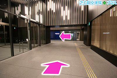 JR山手線・京浜東北線の浜松町駅南口改札を出て卓球ができるスポーツ施設「芝公園卓球場プラス」の道案内画像4、貿易センタービル南館の通路の突当りを左折