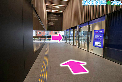 JR山手線・京浜東北線の浜松町駅南口でZwift+スマートバイクがレンタルできるスポーツ施設「芝公園卓球場プラス」の道案内画像5、貿易センタービル南館の通路の突当りを右折