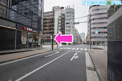 浜松町駅でZwift+スマートバイクがレンタルできるスポーツ施設「芝公園卓球場プラス」への道案内画像4、2つ目の交差点を左折する