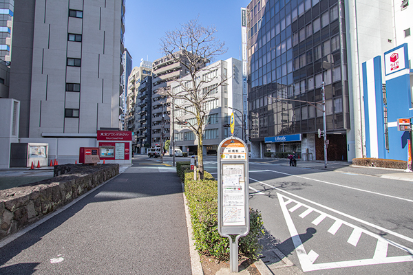 芝園橋バス停近くでピンポンが遊べる「芝公園卓球場プラス」への道案内画像1、芝園橋バス停で降りて金杉橋バス停方面へ