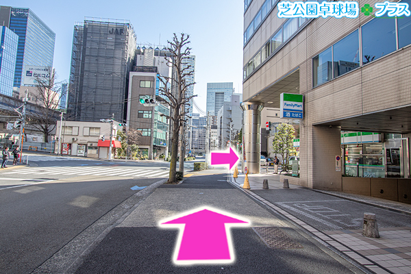 芝園橋バス停近くでピンポンができる運動施設「芝公園卓球場プラス」への道案内画像3、ファミリーマート交差点を左折する