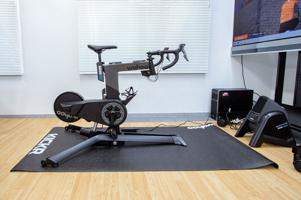 芝公園卓球場プラスの高性能スマートバイク Wahoo Kickr Bike/WFBIKE1はZwift+スマートバイクとWahoo SYSTEMに対応。レンタルスマートバイクでZwift(ズイフト)とWahoo SYSTEMのバーチャルサイクリングのレース参加やトレーニングを楽しめます。