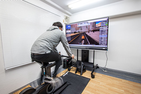 最上位機種のスマートバイクである「Wahoo Kickr Bike/WFBIKE1」に完全対応したレンタルスマートバイクでバーチャルワールド走行を楽しめます。