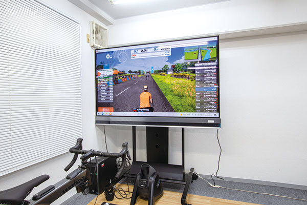 最新機種のスマートバイク「Wahoo Kickr Bike/WFBIKE1」に完全対応したレンタルスマートバイク用77型大型テレビ